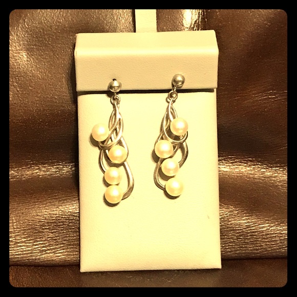 Jewelry - Silver and pearl earrings